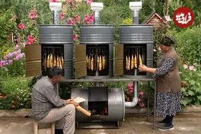 ببینید| غذای روستایی در آذربایجان؛ دودی کردن ماهی ماکرل در بشکه فلزی