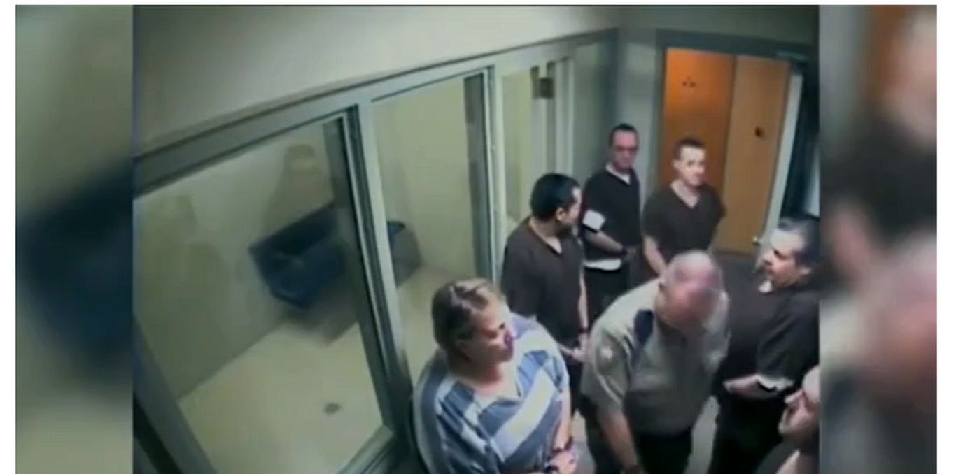 (ویدئو) لحظه فرار باورنکردنی یک زندانی در آسانسور دادگاه از دست پلیس