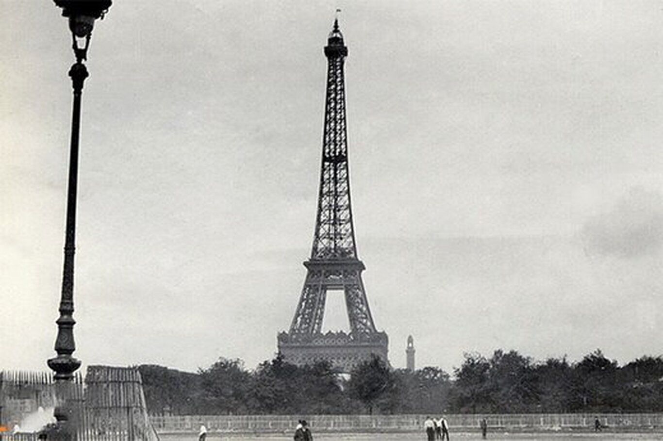 ویدیویی کمیاب و تماشایی از گشت‌وگذار در پاریس دهه ۱۹۲۰ با کیفیت رنگی!