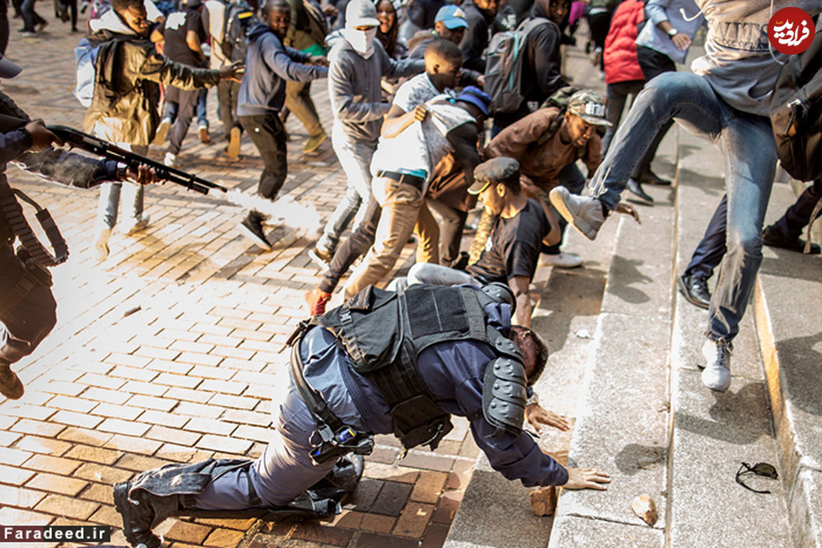 تصاویر/ زد و خورد دانشجویان با پلیس افریقای جنوبی