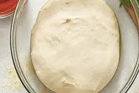 در خانه خمیر پیتزا درست کنید