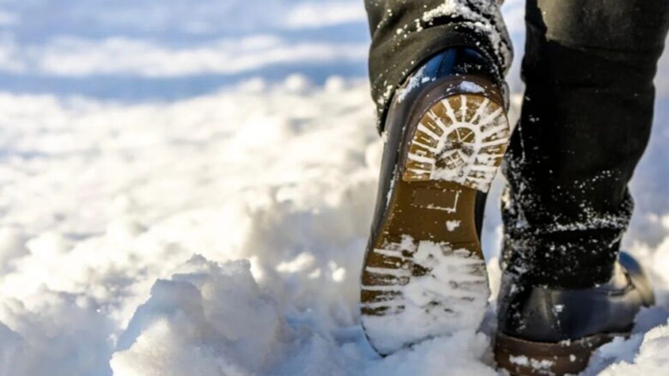 (ویدئو) چهار دست و پا راه رفتن روی برف برای لیز نخوردن!