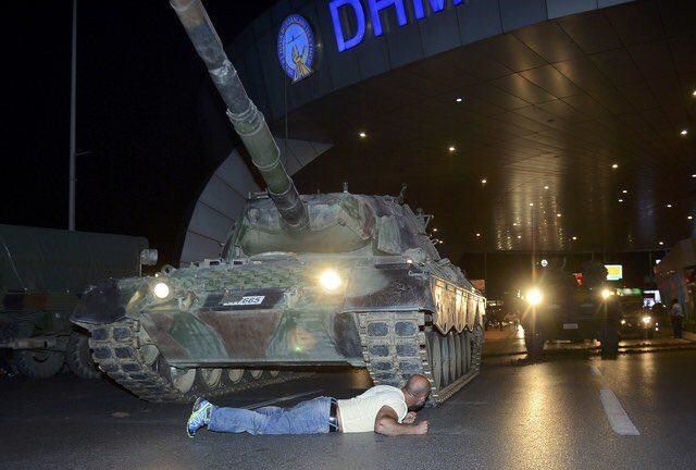 عکس/ مردی که مقابل تانک در فرودگاه آتاتورک ایستاد