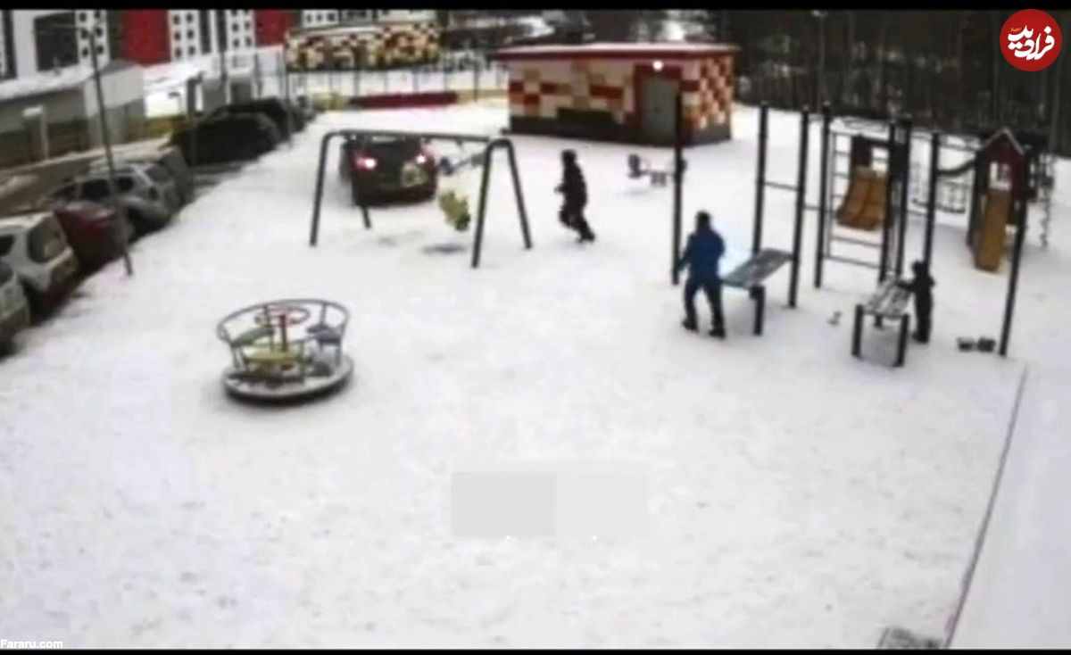 (ویدئو) تصادف هولناک یک زن با کودکان در حال تاب بازی!