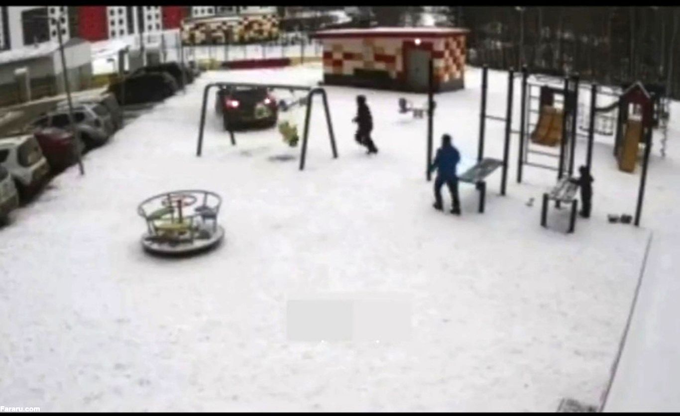 (ویدئو) تصادف هولناک یک زن با کودکان در حال تاب بازی!
