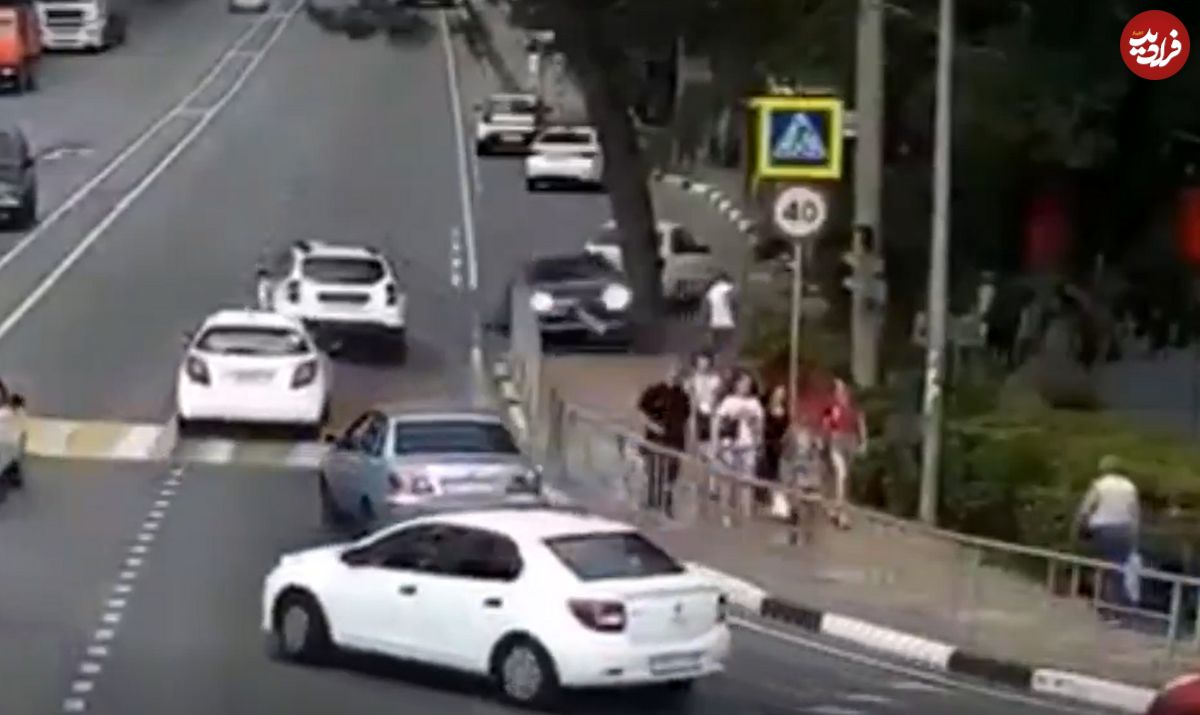 (ویدئو) راننده دیوانه عابران پیاده را له کرد