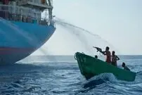 (ویدئو) خلاقیت جالب خدمه کشتی برای عبور از مقر دزدان دریایی 