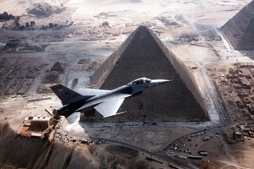 (ویدئو) نمایی حیرت انگیز از پرواز انواع هواپیماهای نظامی آمریکایی بر فراز اهرام ثلاثه مصر
