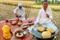 ببینید؛ غذای روستایی در پاکستان؛ پخت چوله باتوره توسط آشپز روستایی در طبیعت