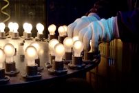 ببینید؛ لامپ رشته ای چگونه در کارخانه تولید می شود؟
