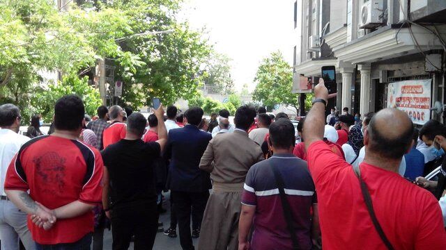 تجمع هواداران پرسپولیس در اعتراض به حکم کمیته انضباطی