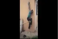 (ویدئو) مجازات خشن و بیرحمانه یک دزد با ماشین چمن‌زنی