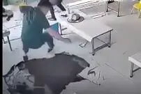 (ویدئو) لحظه هولناک خالی شدن زمین زیر پای مشتری رستوران