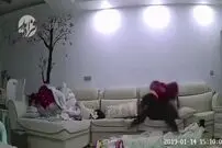 ویدیو/ جنجال کودک‌آزاری دردناک مادربزرگی در چین!