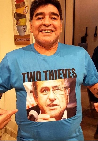 تصویر دو دزد روی پیراهن مارادونا!