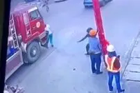 (ویدئو 16+) لحظه پرت شدن هولناک یک شهروند زیر چرخ‌های تریلی