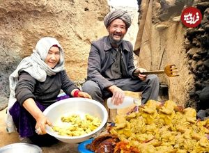 (ویدئو) شیوه دیدنی یک زوج غارنشین افغان در تهیه مرغ سوخاری