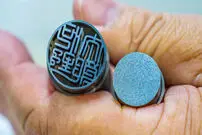(ویدئو) مراحل دیدنی طراحی و تولید مهر هوشمند در ژاپن 