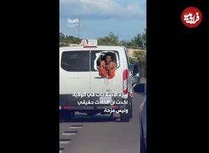 ببینید؛ آویزان شدن زندانی از پنجره خودروی انتقال زندانیان