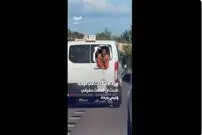 ببینید؛ آویزان شدن زندانی از پنجره خودروی انتقال زندانیان
