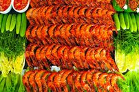 ببینید| غذای روستایی در سنگاپور؛ کباب میگو روی آتش در طبیعت روستا 