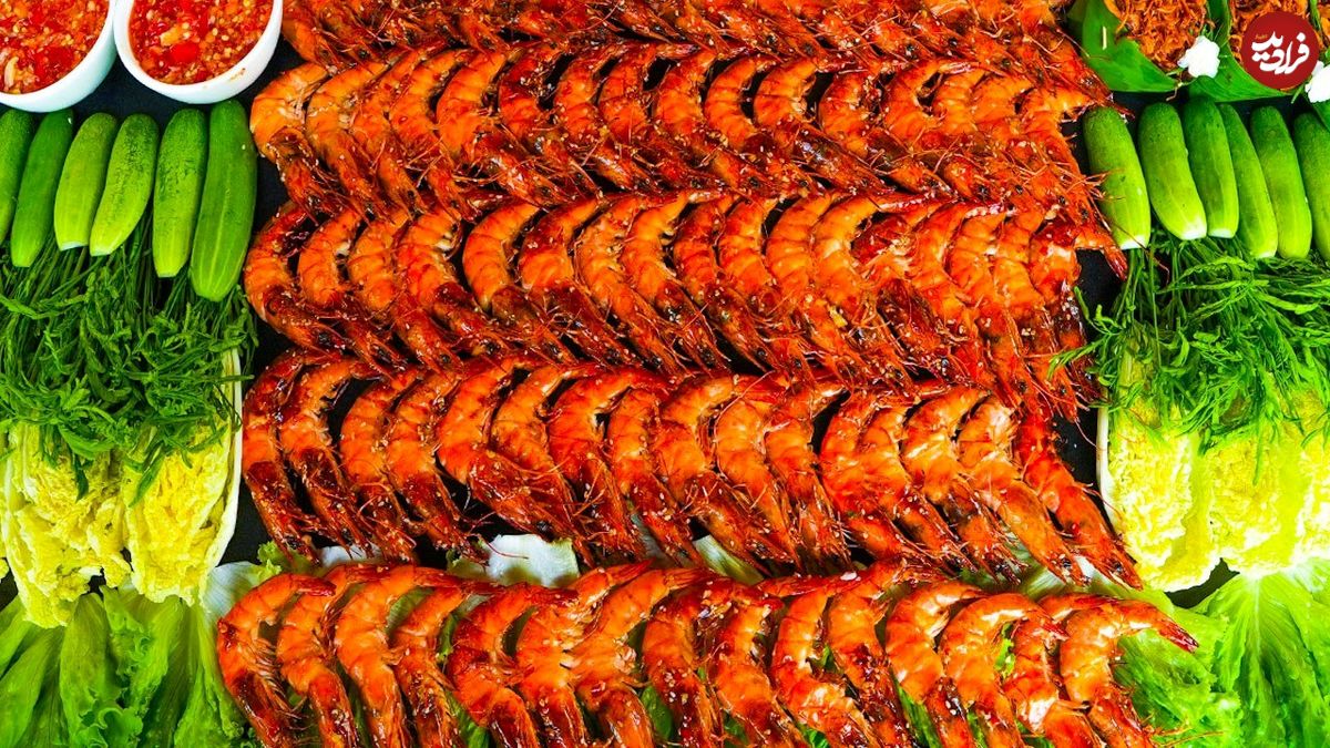 ببینید| غذای روستایی در سنگاپور؛ کباب میگو روی آتش در طبیعت روستا