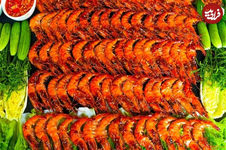 ببینید| غذای روستایی در سنگاپور؛ کباب میگو روی آتش در طبیعت روستا 