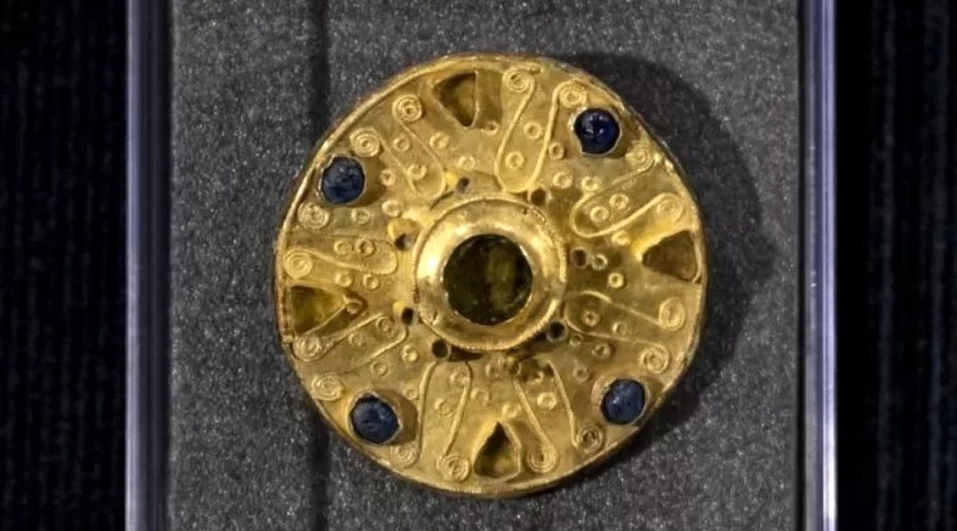 کشف سنجاق سینۀ طلایی در یک گورستان قرون وسطایی