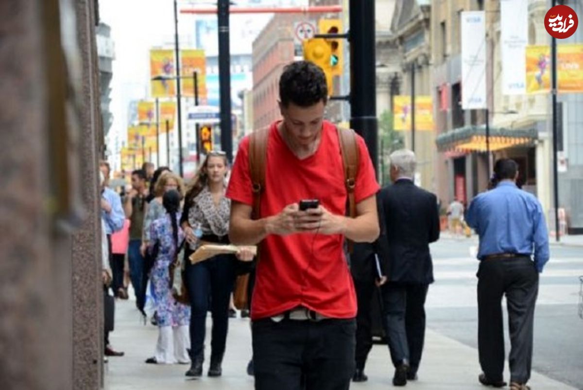 موبایل‌ها نحوه راه رفتن افراد را تغییر داده‌اند