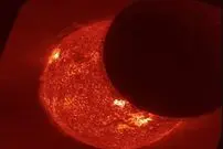 (فیلم) لحظه خارق‌العاده عبور ماه از مقابل خورشید