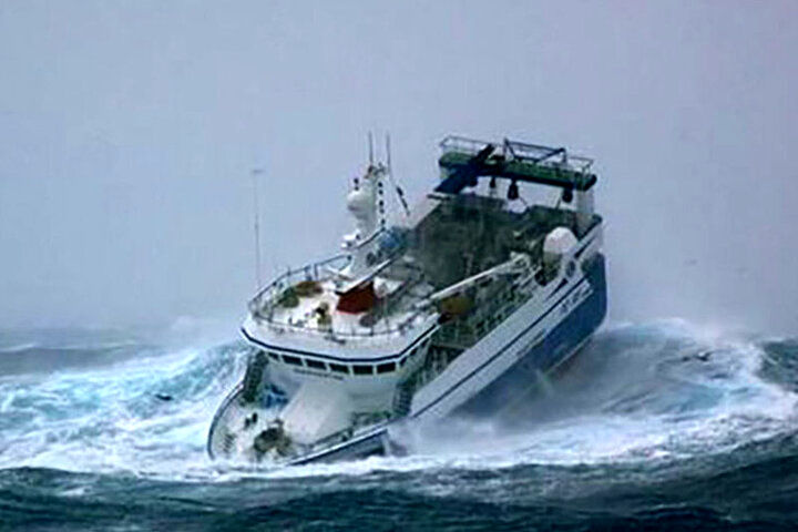 ( ویدیو) تصاویر هولناک از برخورد کشتی تفریحی غول‌پیکر با یک نفتکش در طوفان