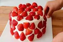 (ویدئو) عذرخواهی برای ۸۰۰ کیک توت فرنگی چپه شده