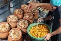 ببینید| غذای خیابانی در پاکستان؛ پخت یک غذای خاص با سیب زمینی و پنیر خامه ای در کوزه در کراچی