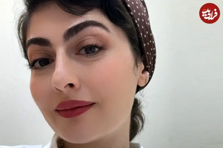 عکس| سفر زمان؛ «انیس» در حال نوازش یک سگ در پشت‌صحنه سریال «سوجان»