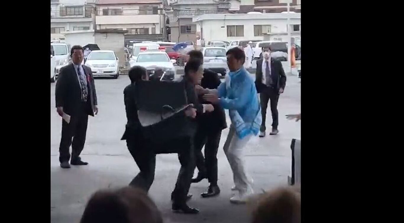 (ویدئو) لحظه حمله به نخست وزیر ژاپن از زاویه متفاوت