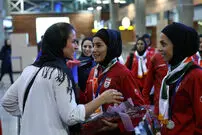 (تصاویر) استقبال نیلوفر اردلان از ‌هم‌تیمی‌ها