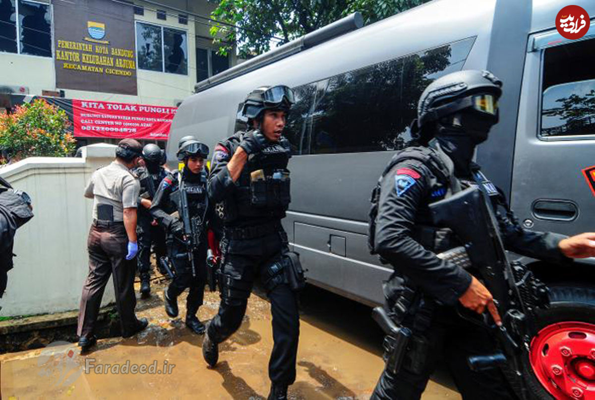 تصاویر/ بمبگذار در محاصره پلیس اندونزی