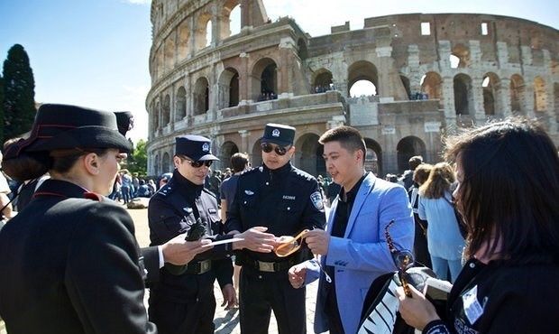 تصاویر/ صادرات پلیس چینی به ایتالیا!