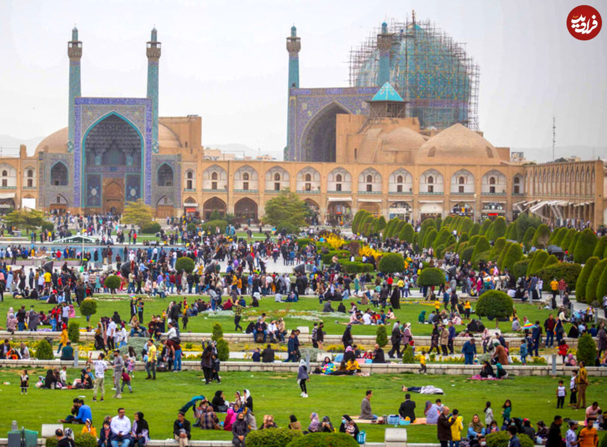 گردشگران نوروزی در میدان نقش جهان