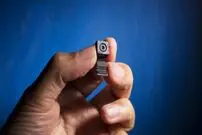 ویدئو/ روش‌ یافتن دوربین‌ مخفی در هتل‌ها و اتاق‌های اجاره‌ای