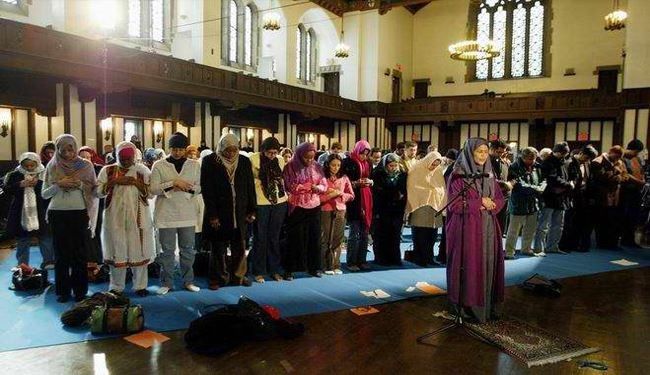 (تصویر) نماز جماعت مختلط به امامت یک زن