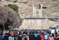 تصاویر/ مسافران نوروزی در تخت جمشید