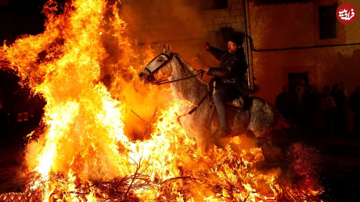 (ویدئو) اسب‌هایی که برای سلامتی از میان دود و آتش عبور می‌کنند