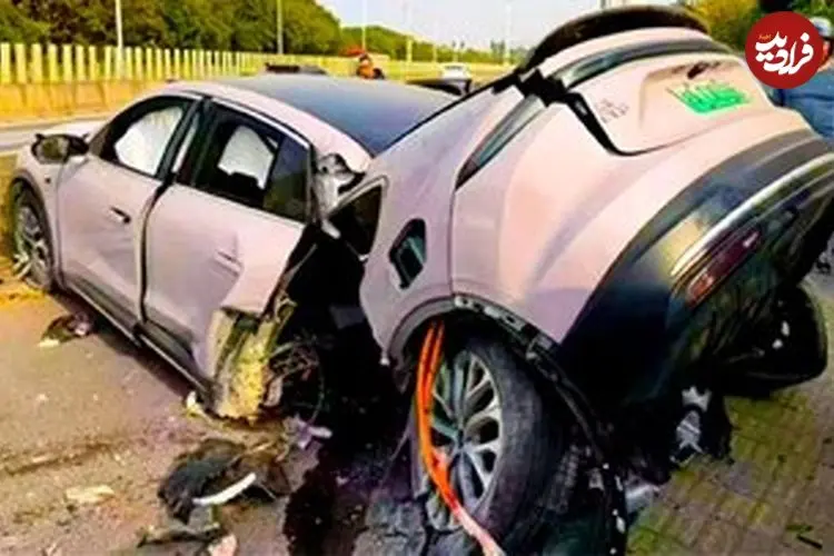 عکس| خودروی چینی در تصادفی عجیب از وسط نصف شد!