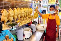 ببینید؛ غذای خیابانی در کره؛ پخت مرغ سوخاری و رامن در سئول