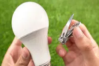 (ویدئو) چطور لامپ ال‌ای‌دی(LED) را با ناخن‌گیر تعمیر کنیم?