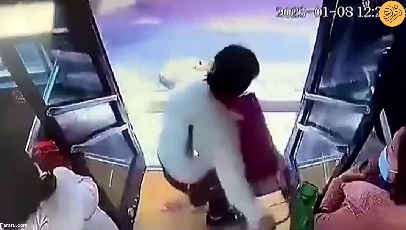 (ویدئو)  اقدام عجیب یک زن؛ پیاده شدن از اتوبوس درحال حرکت!