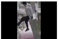 (ویدئو) نجات معجزه آسای یک جوان پس از سقوط به انباری در وسط پاساژ!