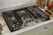 (ویدئو) لحظه هولناک انفجار اجاق گاز مقابل صورت دختر جوان