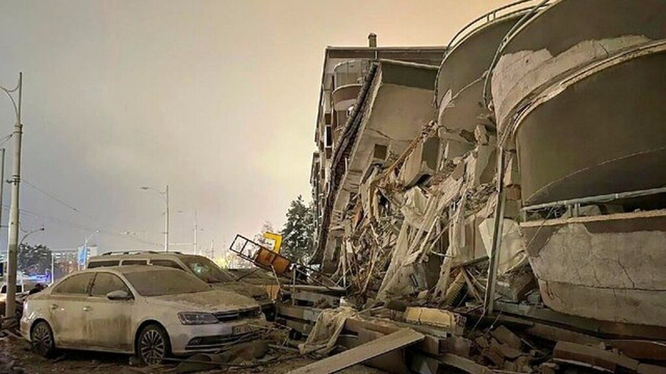 (ویدئو) لحظه هولناک ریزش ساختمان ۸ طبقه در پی وقوع زلزله در ترکیه